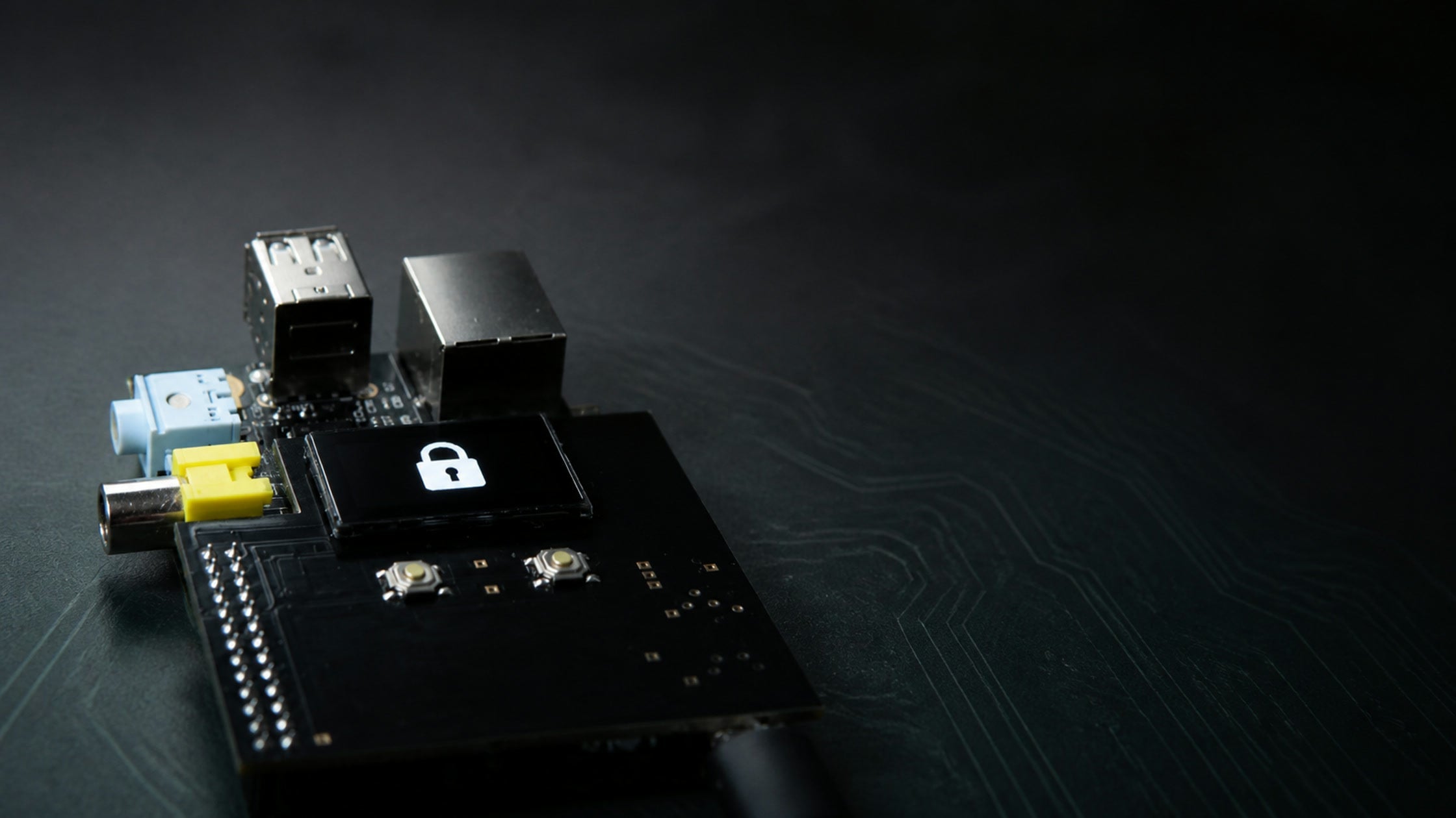 ต้นแบบ Hardware Wallet ยุคแรกบนพื้นผิวสีเข้ม สื่อถึงประวัติการพัฒนา Trezor