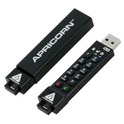 两支 Apricorn Aegis Secure Key 3NX，一支套着保护套，另一支露出按键和 USB-A 接口