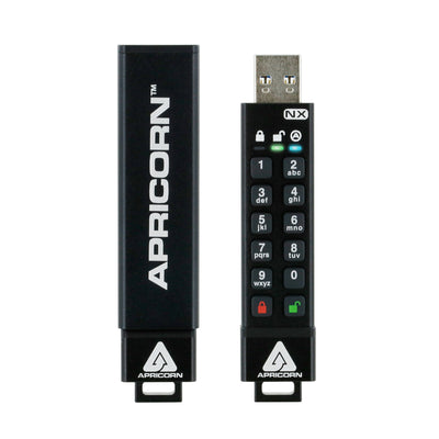Apricorn Aegis Secure Key 3NX 竖立并排，保护套与带按键的机身