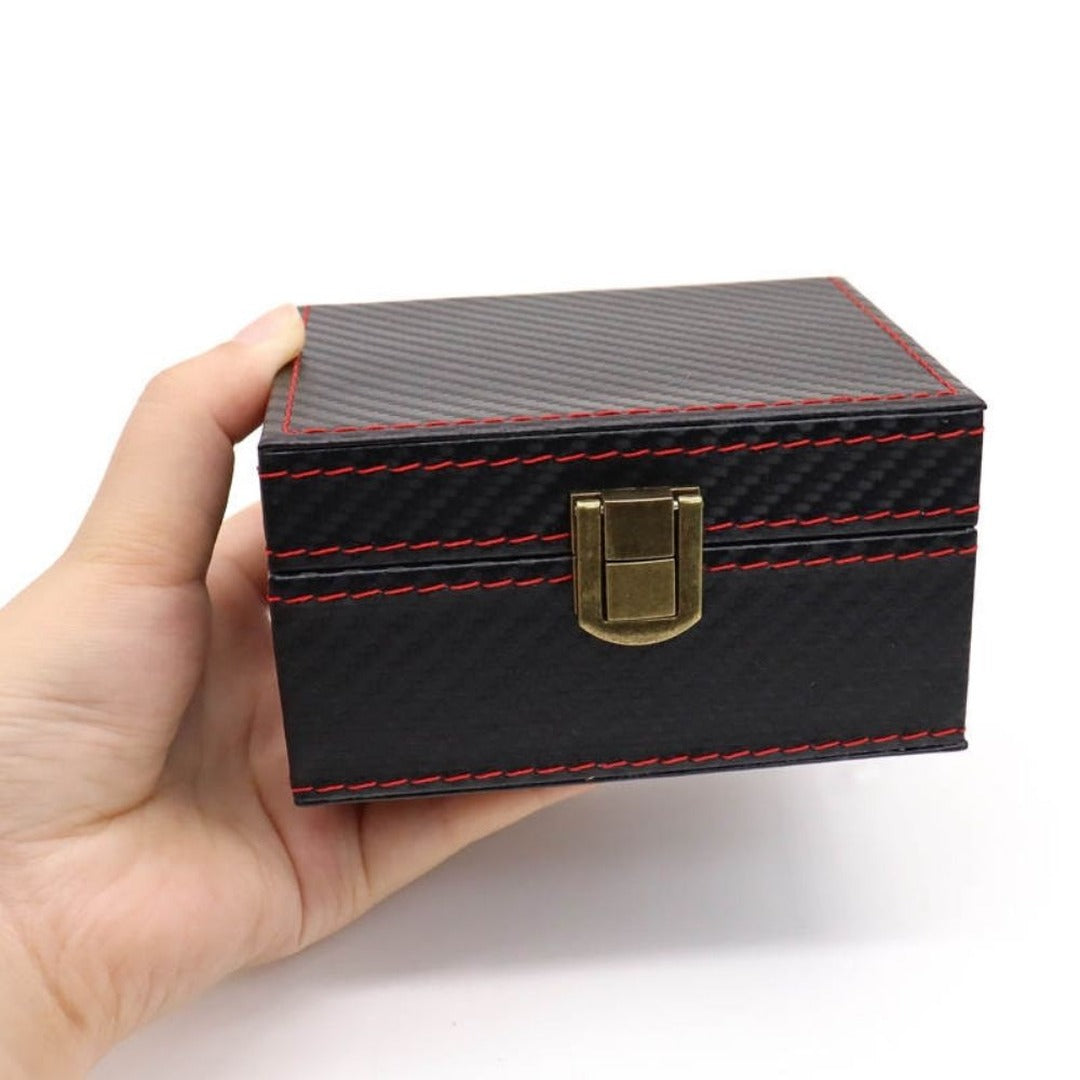 ขนาด CryptoSafe Vault เทียบกับมือ กล่องกันสัญญาณขนาดพกพา